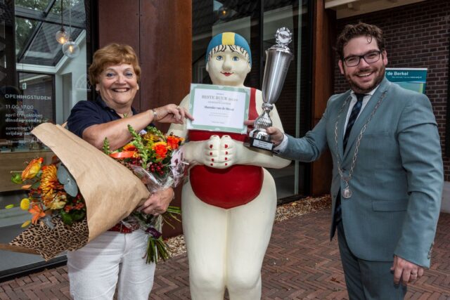 Foto1-Harmke-wordt-gefeliciteerd-door-de-burgemeester.jpg