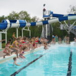 Larense schooljeugd in groten getale aanwezig bij de opening van het Leussinkbad!